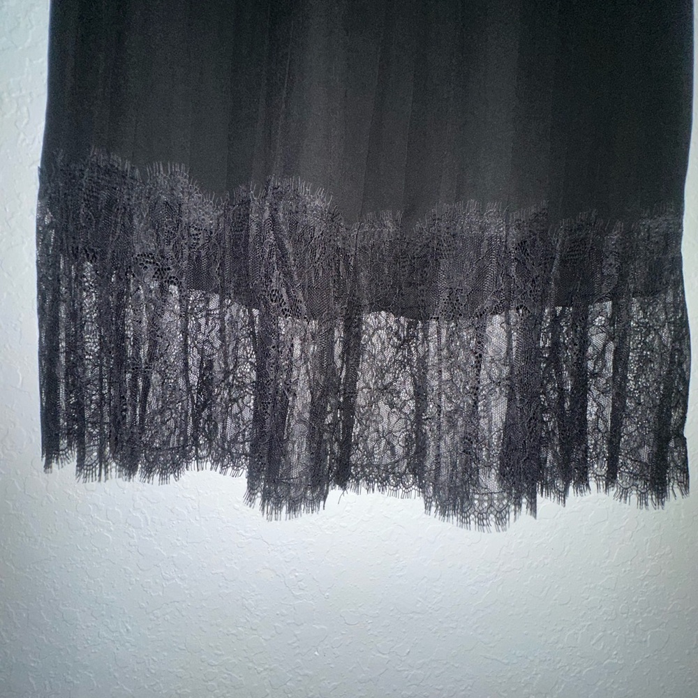 NWOT Victoria's Secret Pleated Lace Black Skirt size 4 - Picture 3 of 5